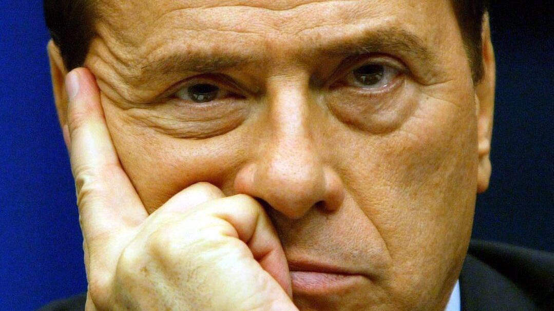 Berlusconi: "Sono innocente, resisterò alla persecuzione"