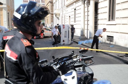 Roma, furgone travolge i passanti: morta una donna 6