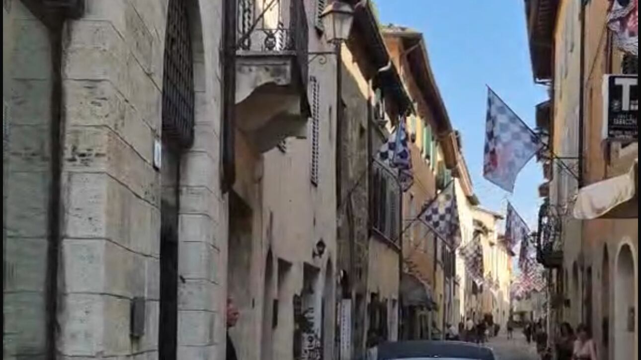 1000 Miglia 2025 – Seconda giornata: la Fiat 600 del 1956 tra i passi dell’Appennino e l’abbraccio di Siena, fino all’arrivo a Roma