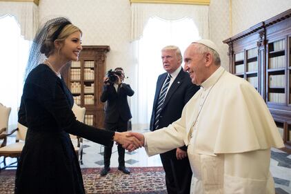 Ivanka Trump in Vaticano: velo nero per l'incontro con il Papa 1