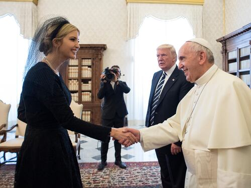 Ivanka Trump in Vaticano: velo nero per l'incontro con il Papa