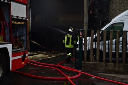 Maxi incendio in un deposito di rifiuti speciali 4