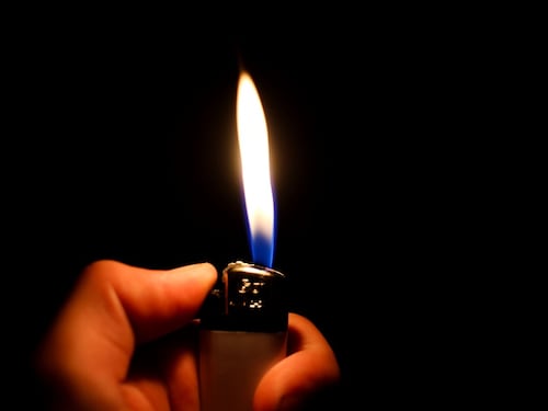 Marigliano, tenta di dar fuoco a mamma e nonna: arrestato un 29enne