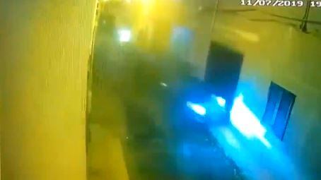 Bimbi travolti dal Suv Il video dell'incidente