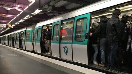 Approfitta della ressa, gambiano tenta di molestare 15enne in metro