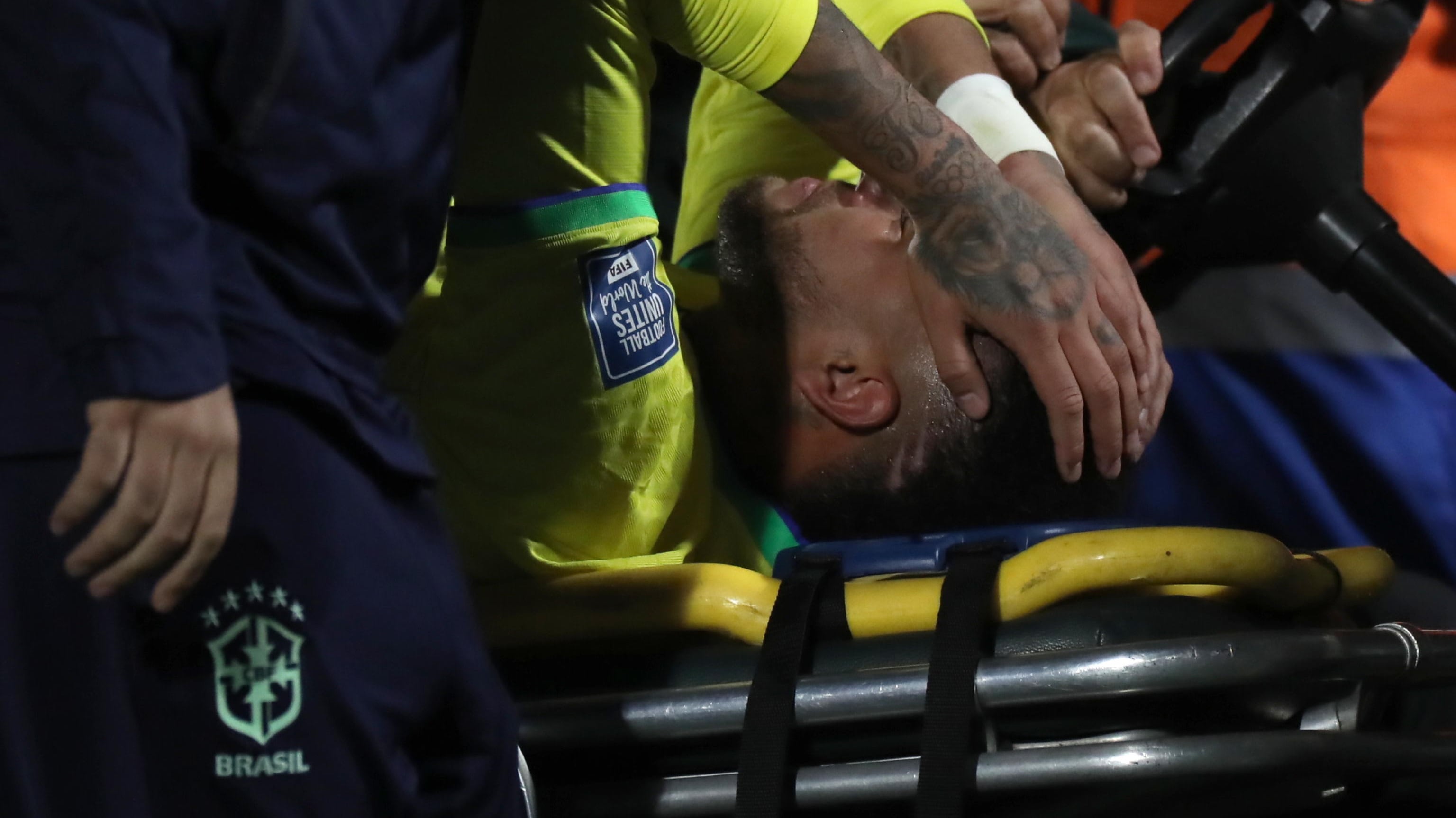 L'infortunio, le lacrime poi la diagnosi choc: stagione finita per Neymar
