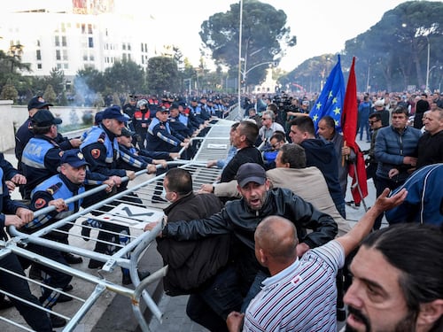 Caos elezioni in Albania, votano anche Al Bano e Ezio Greggio