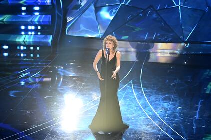 Sanremo 2024: ecco il look della terza serata del Festival di Fiorella Mannoia 12