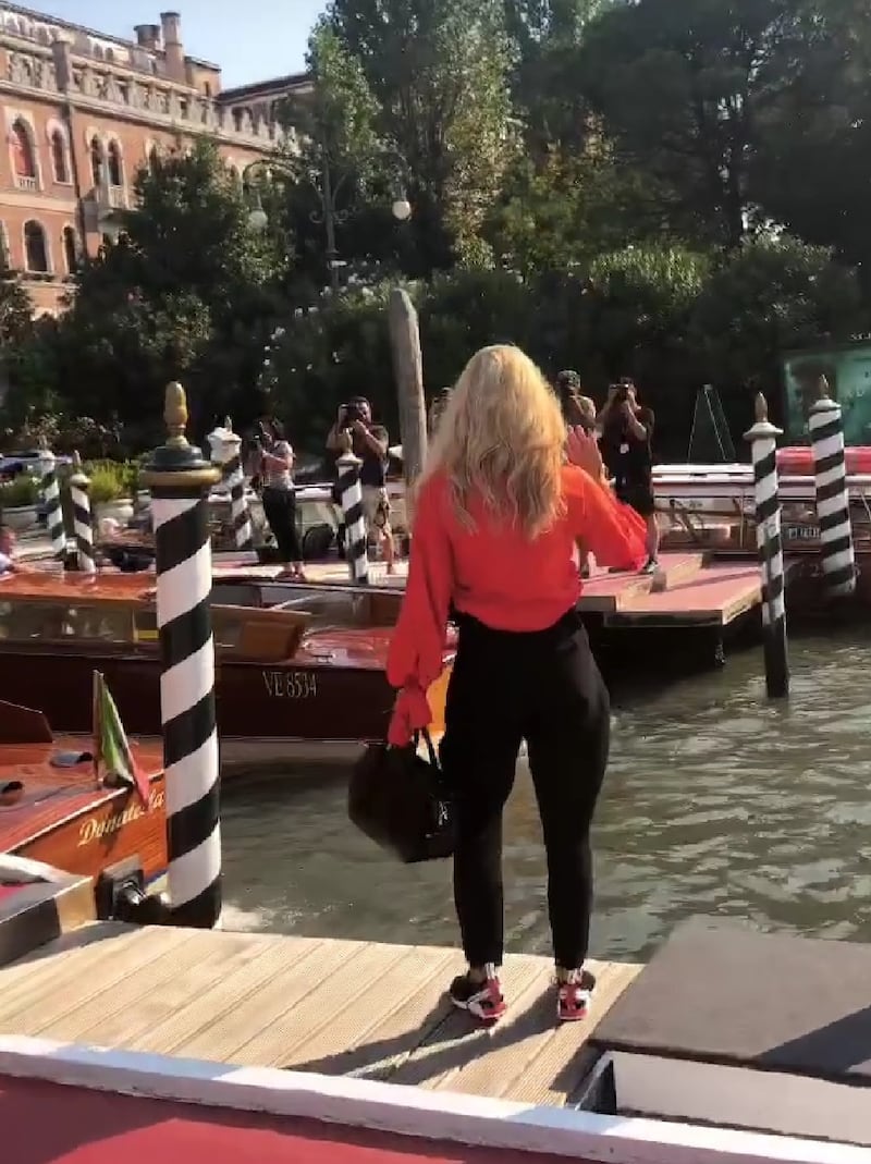Michelle Hunziker in scarpe da tennis a Venezia, poi stupisce sul red carpet 9
