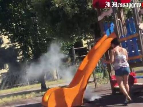 Roma, dà fuoco allo scivolo del parco e si giustifica: "Avevo freddo"