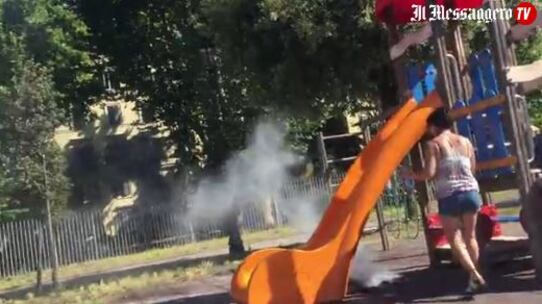 Roma, dà fuoco allo scivolo del parco e si giustifica: "Avevo freddo"