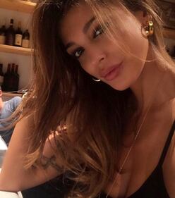 Cristina Buccino sensuale a letto 4