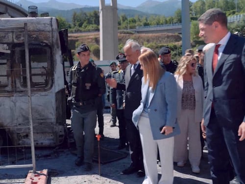Meloni e Piantedosi nei cantieri No Tav: “Faremo tutto quello che possiamo per assicurare i responsabili di questo schifo alla giustizia”. E i pm indagano sulla regia di Askatasuna
