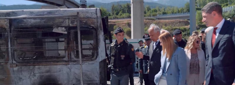 Meloni e Piantedosi nei cantieri No Tav: “Lo Stato non indietreggia, i violenti vanno assicurati alla giustizia”. E i pm indagano sulla regia di Askatasuna