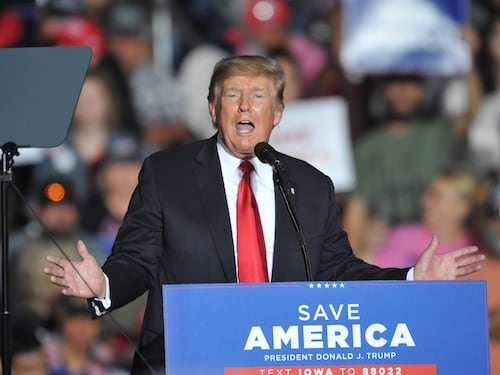 Trump si schiera con il No Vax e "razzista" Rogan. "Smettila di scusarti con quei pazzi di sinistra"