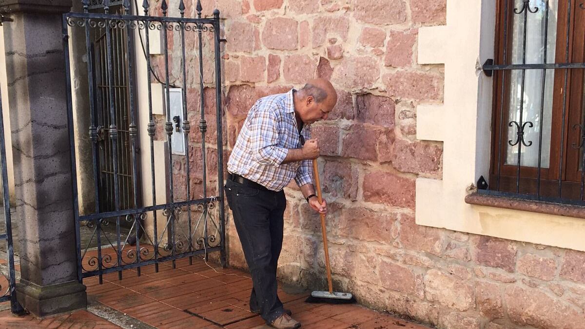 Bloccano le assunzioni: il sindaco e gli assessori costretti a pulire le strade