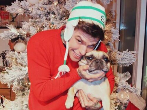 Fedez augura a tutti buon Natale con un nuovo singolo. Il ricavato andrà a una onlus per cani