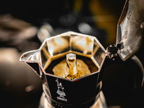 Bialetti ai cinesi, l'omino coi baffi saluta il Belpaese