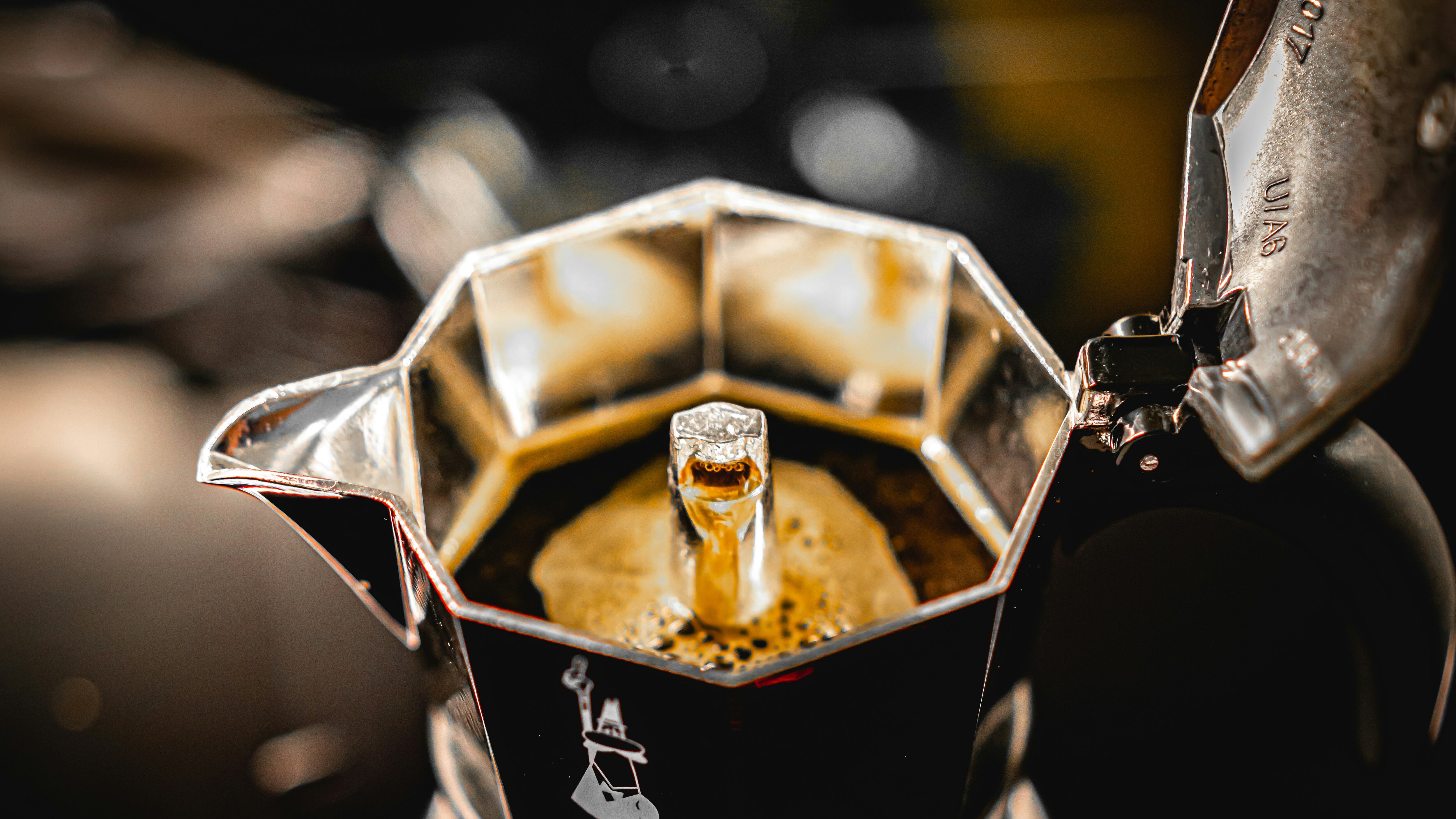 Bialetti ai cinesi, l'omino coi baffi saluta il Belpaese
