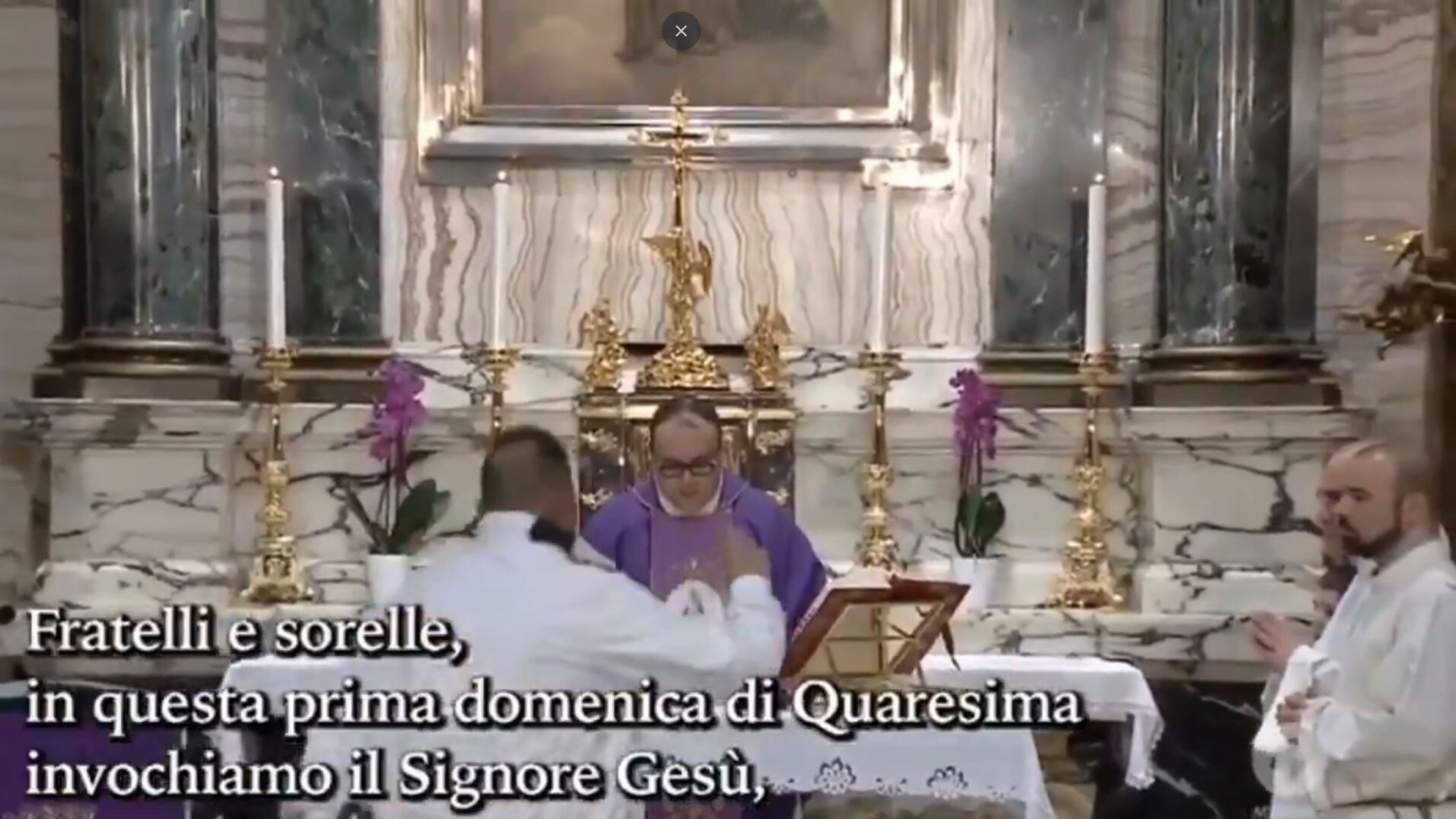 Roma, interrompe la messa in diretta tv urlando "Sono Dio sceso in terra"