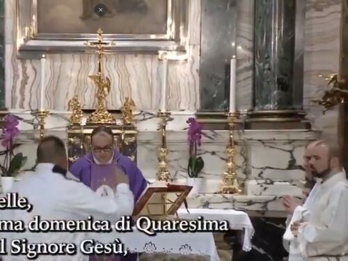 Roma, interrompe la messa in diretta tv urlando "Sono Dio sceso in terra"