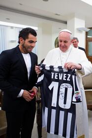 Tevez regala la maglia al Papa 1