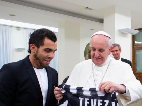 Tevez regala la maglia al Papa