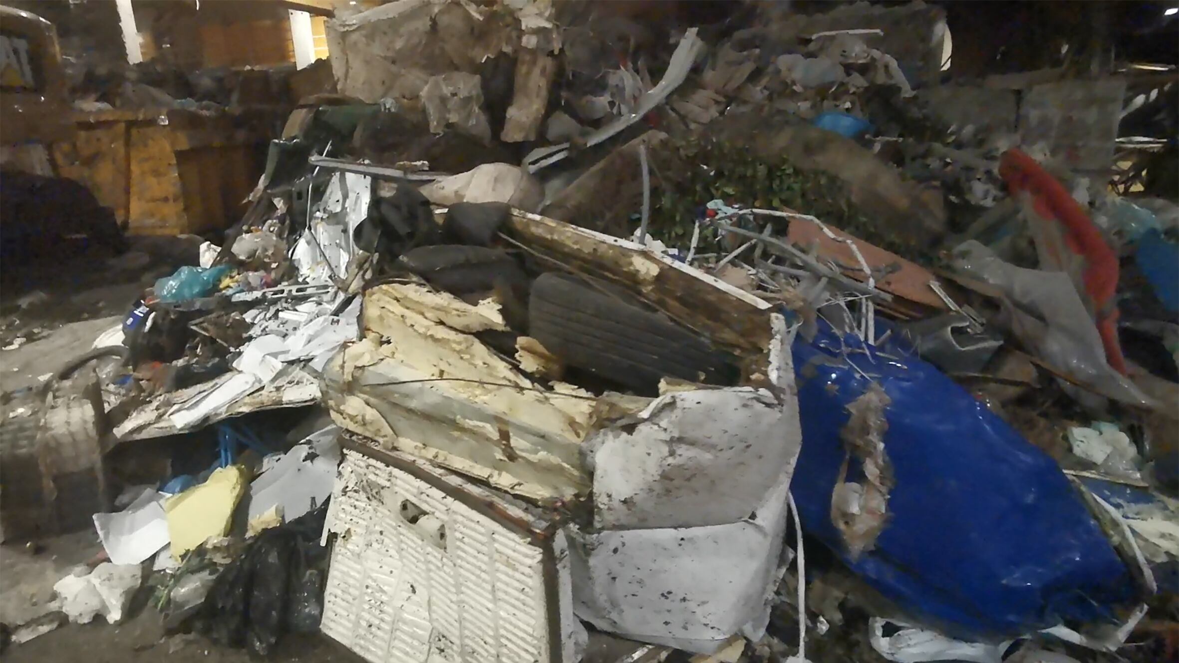 Palermo sommersa dai rifiuti in discarica persino un motorino