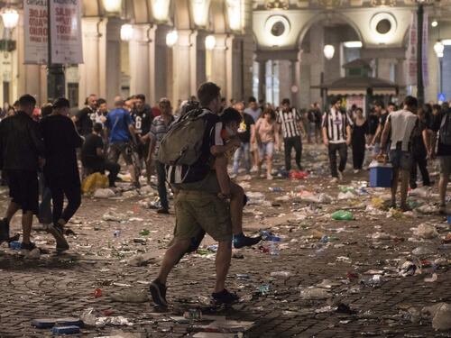 Torino, giallo sull'ordinanza: il Comune non vietò il vetro in piazza?