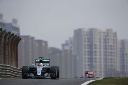Super Hamilton, pole position a Shanghai 18