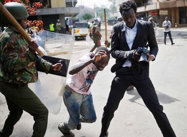 Kenya: polizia usa gas lacrimogeni contro i manifestanti 17