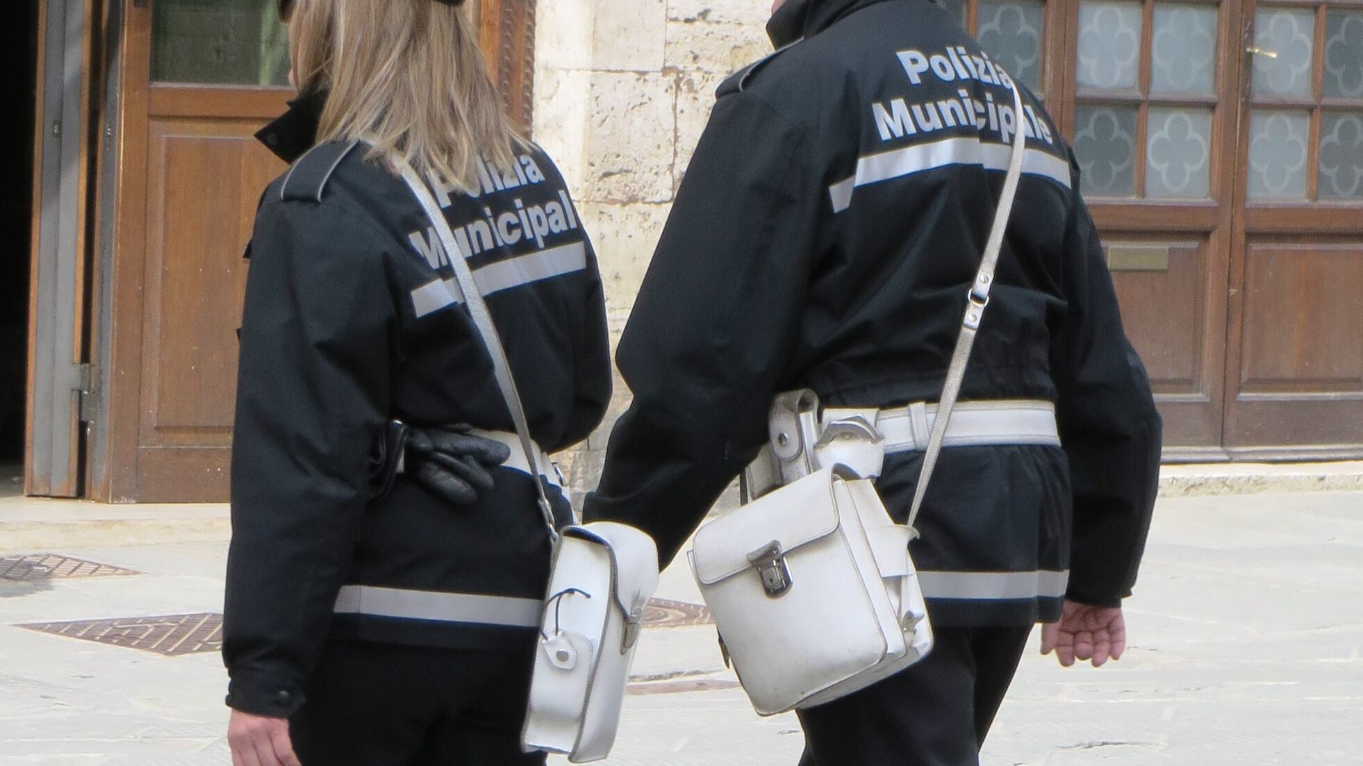 "Esclusa perché troppo bella": e l'aspirante vigilessa fa causa al comune