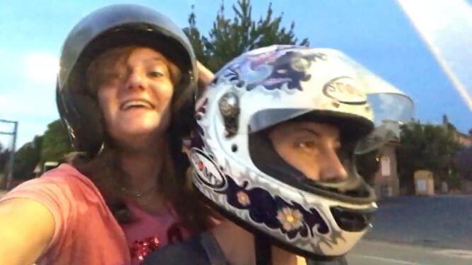 Il video mentre scherzano sullo scooter, poi lo schianto mortale