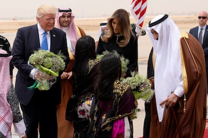 Melania Trump in Arabia Saudita senza il velo islamico 15