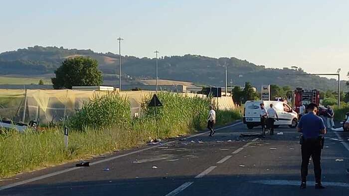 Fuggono in auto dai carabinieri e causano la morte di una donna: la follia degli stranieri