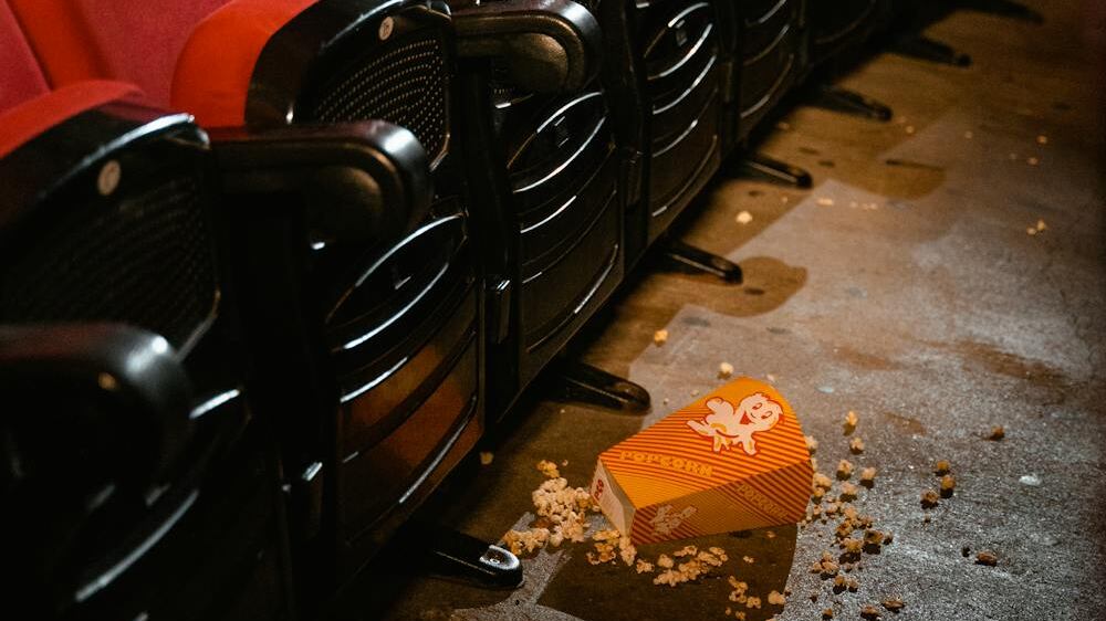 Cibo caduto a terra, sfatato il mito dei 5 secondi. L'esperto: "Ecco cosa accade davvero"