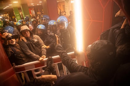 Devastazione alla Stazione di Milano presa d'assalto dai Pro Pal 4