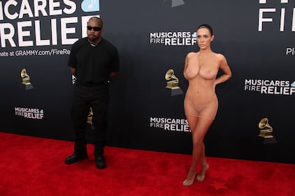 Lo scandalo ai Grammy: Bianca Censori sfila completamente nuda 7
