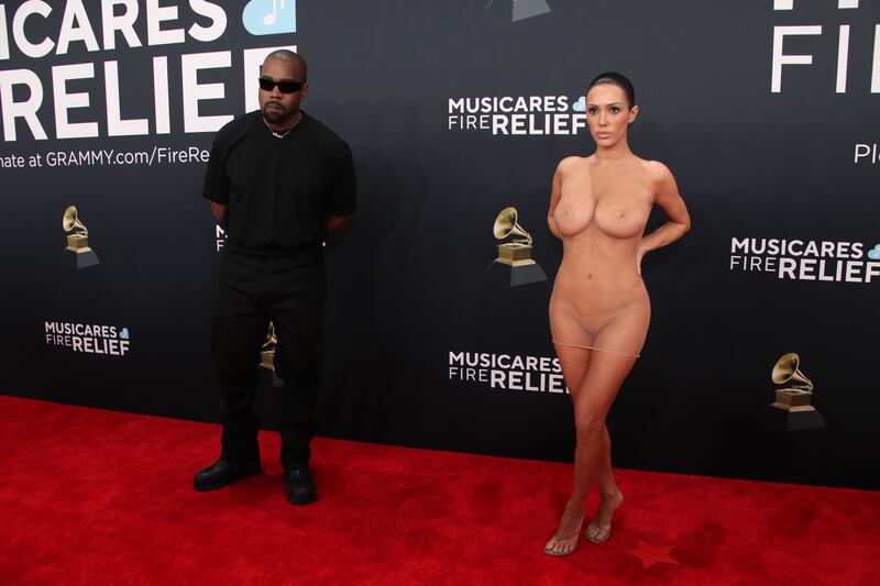 Lo scandalo ai Grammy: Bianca Censori sfila completamente nuda 7