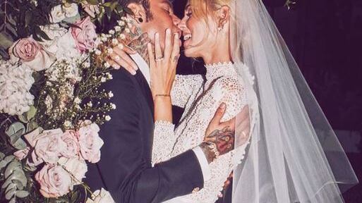 "Sono cinque mesi che siamo sposati". Ma Fedez sbaglia e la Ferragni lo inchioda: "Rinco"