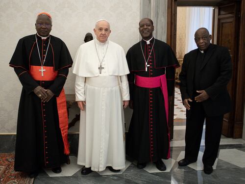 "Non sa quando è nato". È giallo sulla partecipazione di un cardinale al Conclave