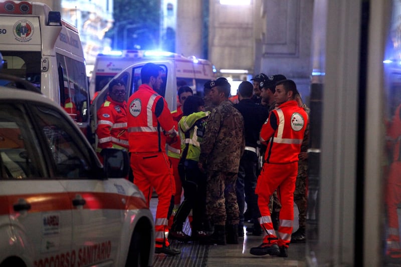 Milano, accoltellati un poliziotto e un militare 5