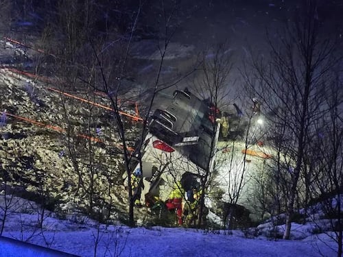 Tragedia in Norvegia, bus precipita in mare: tre morti e diversi feriti