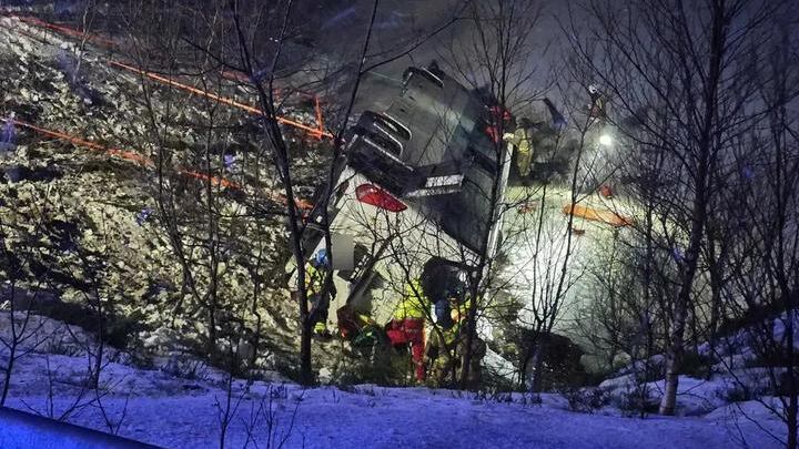 Tragedia in Norvegia, bus precipita in mare: tre morti e diversi feriti