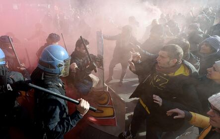 Scontri a Torino, la polizia carica 4
