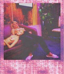 Miley Cyrus choc: spunta il lesbo selfie 1