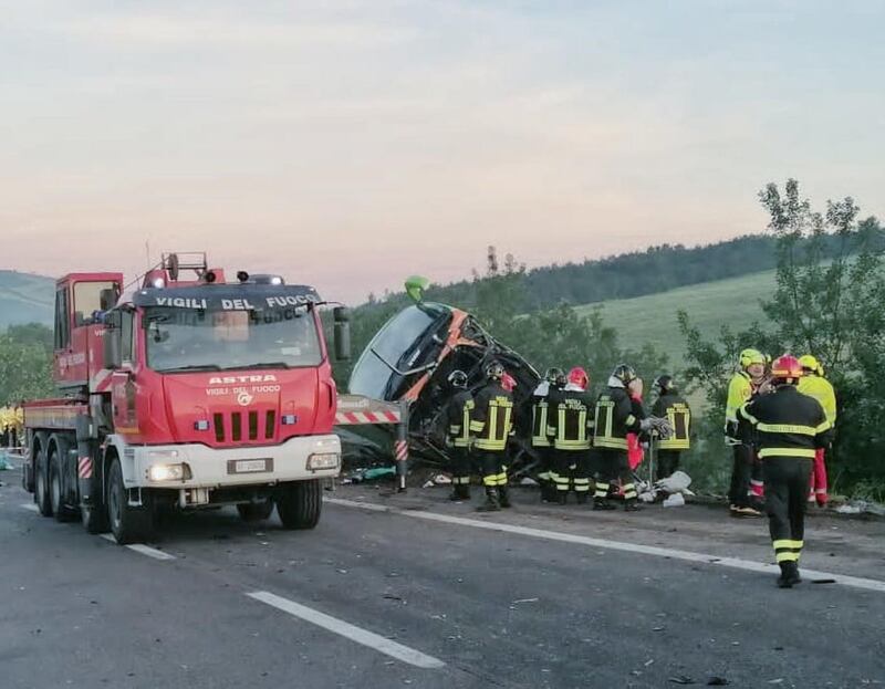 Un autobus della Flixbus finisce in una scarpata lungo la A16: le immagini 2
