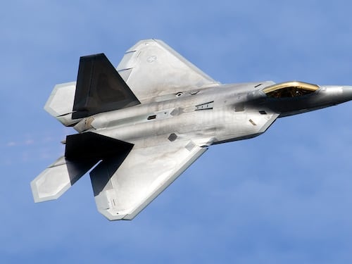 Un drone da combattimento controllato da un caccia F-22: è la guerra del futuro