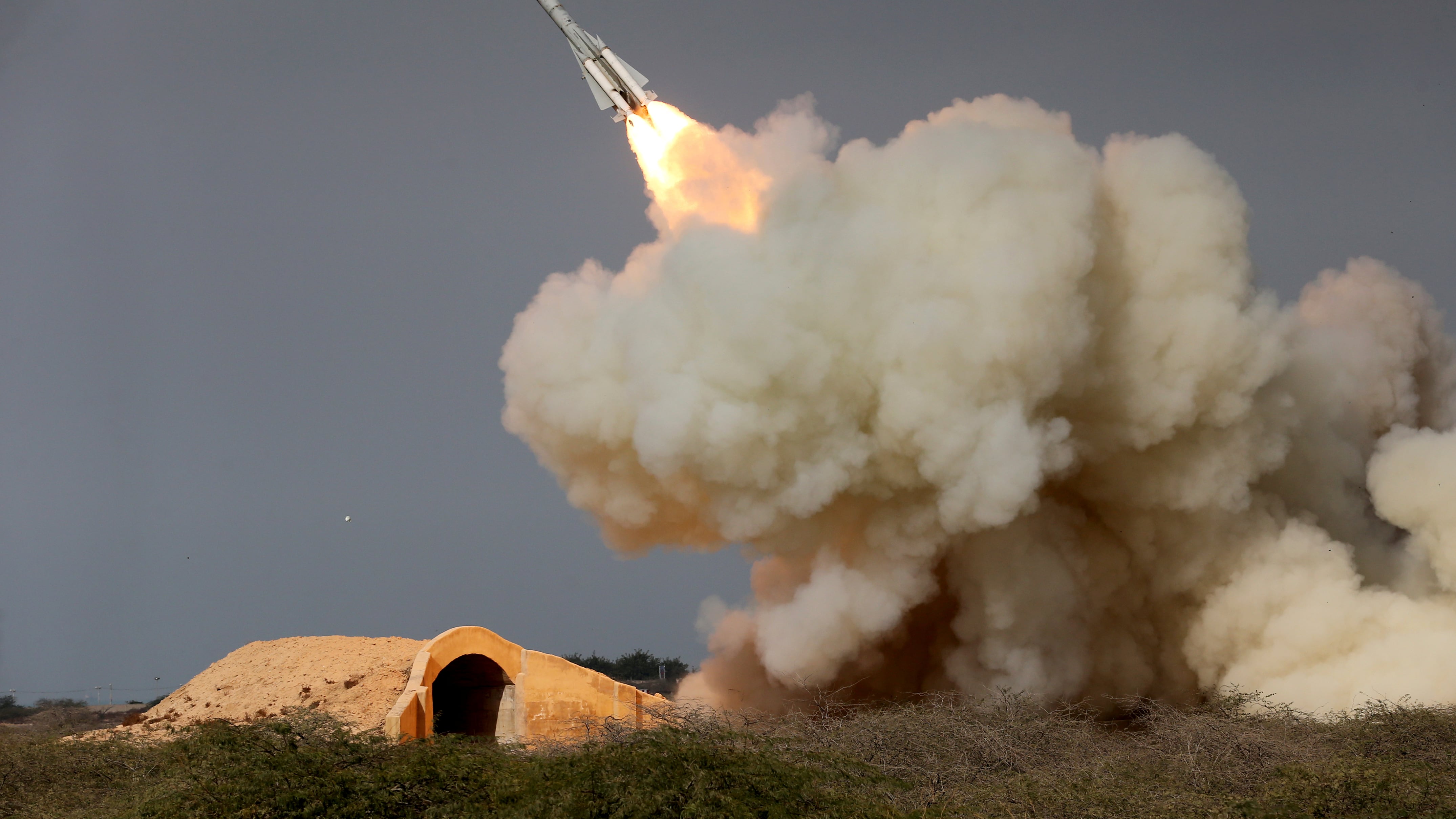 I militari italiani nel bunker "Tutta la notte sotto i razzi"