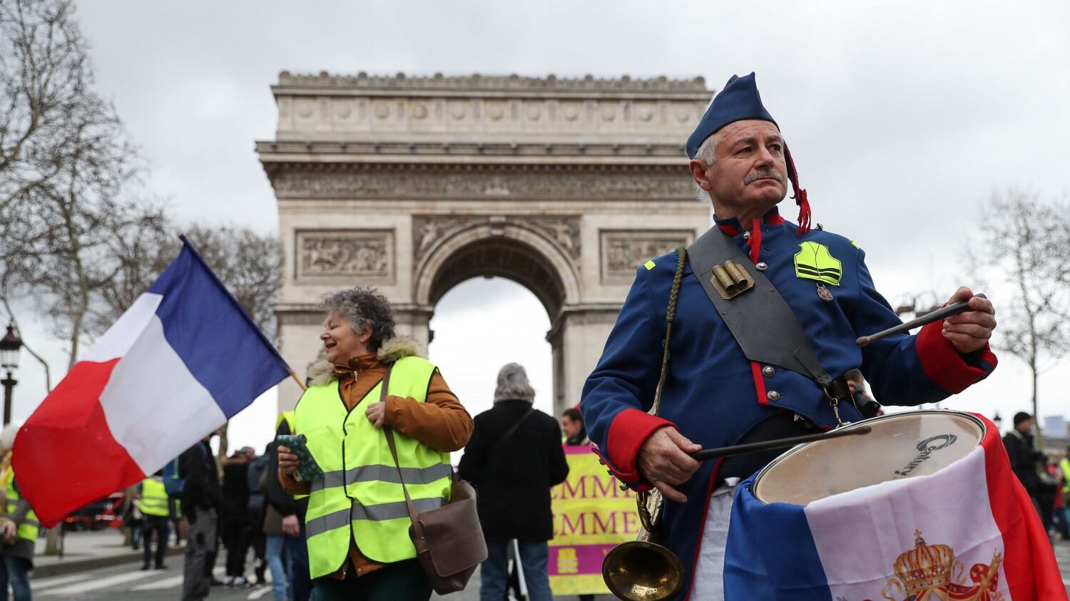 Notre Dame, gilet gialli a Macron: "La usa per non dire la verità"
